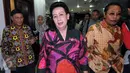 Wakil Ketua DPD, GKR Hemas (tengah) saat akan konferensi pers tentang GBHN di Kompleks Parlemen Senayan, Jakarta, Selasa (12/1/2016). DPD mendukung ide pengaktifan kembali GBHN oleh Megawati Soekarno Putri dalam Rakernas PDIP. (Liputan6.com/Johan Tallo) 