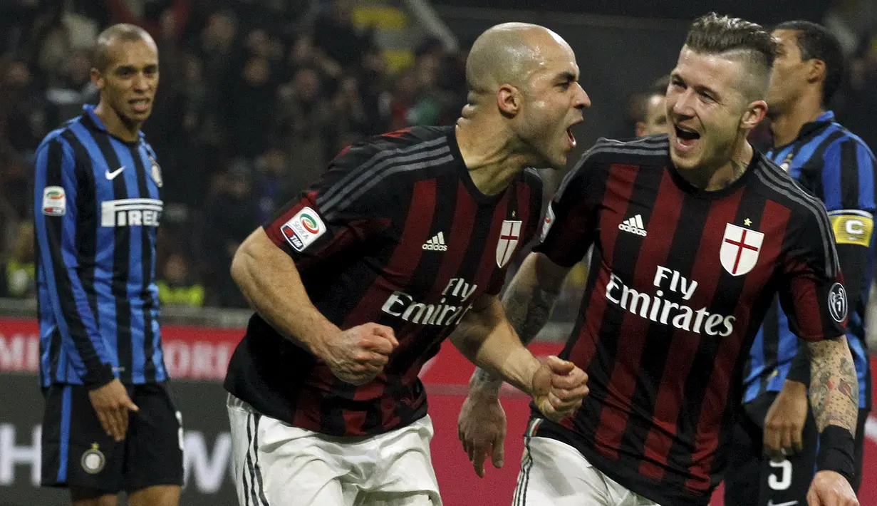 Bek AC Milan, Alex (kedua kiri) melakukan selebrasi usai mencetak gol kegawang Inter Milan pada lanjutan Serie A Liga Italia di Stadion San Siro, Milan (31/01/2016). AC Milan menang telak atas Inter Milan dengan skor 3-0. (REUTERS/Alessandro Garofalo)
