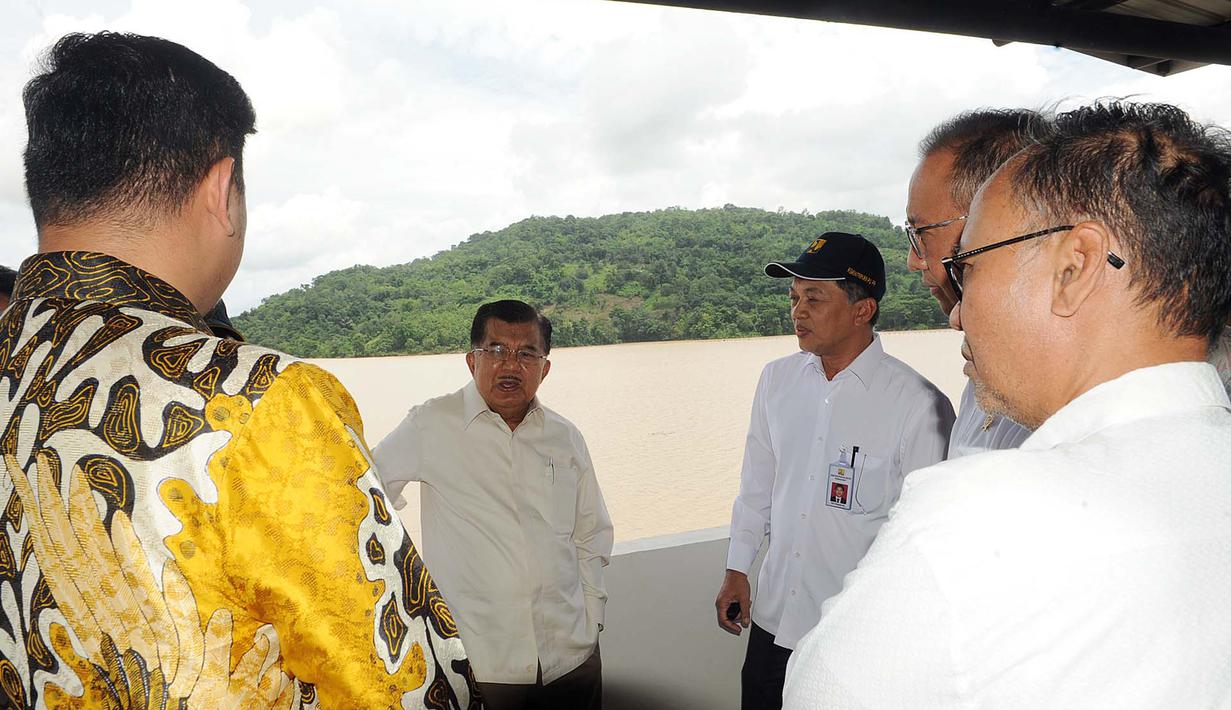Wapres Jusuf Kalla (JK) saat meninjau Bendungan Bili-Bili usai banjir menerjang Gowa, Sulawesi Selatan, Minggu (27/1). JK didampingi Menteri PUPR Basuki Hadimuljono dan Mensos Agus Gumiwang. (Liputan6.com/Pool/Media Wapres)