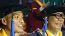 Acara wisuda ini menjadi istimewa karena bersamaan dengan wisuda putranya yang juga meraih gelar yang sama di fakultas yang sama. [Instagram/deddy_mizwar]