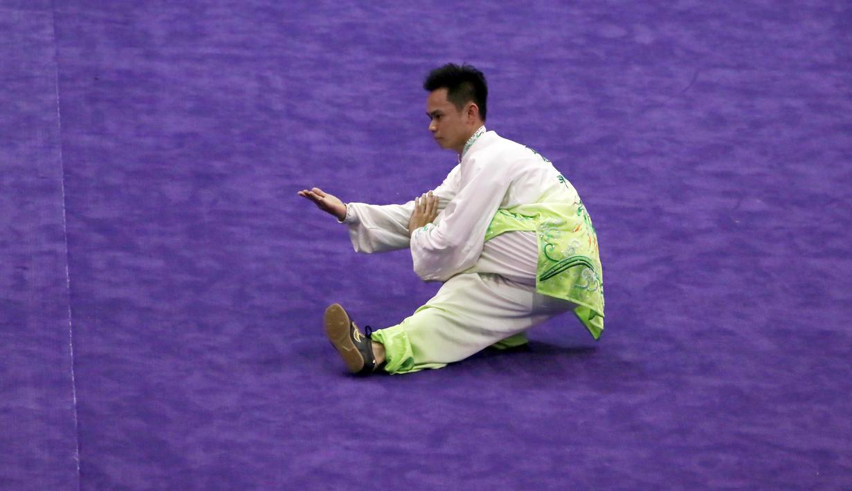 Atlet Wushu Indonesia, Fredy saat beraksi, pada Kejuaraan Dunia Wushu 2015 di Istora Senayan, Jakarta, Minggu(15/11/2015). (Bola.com/Nicklas Hanoatubun)