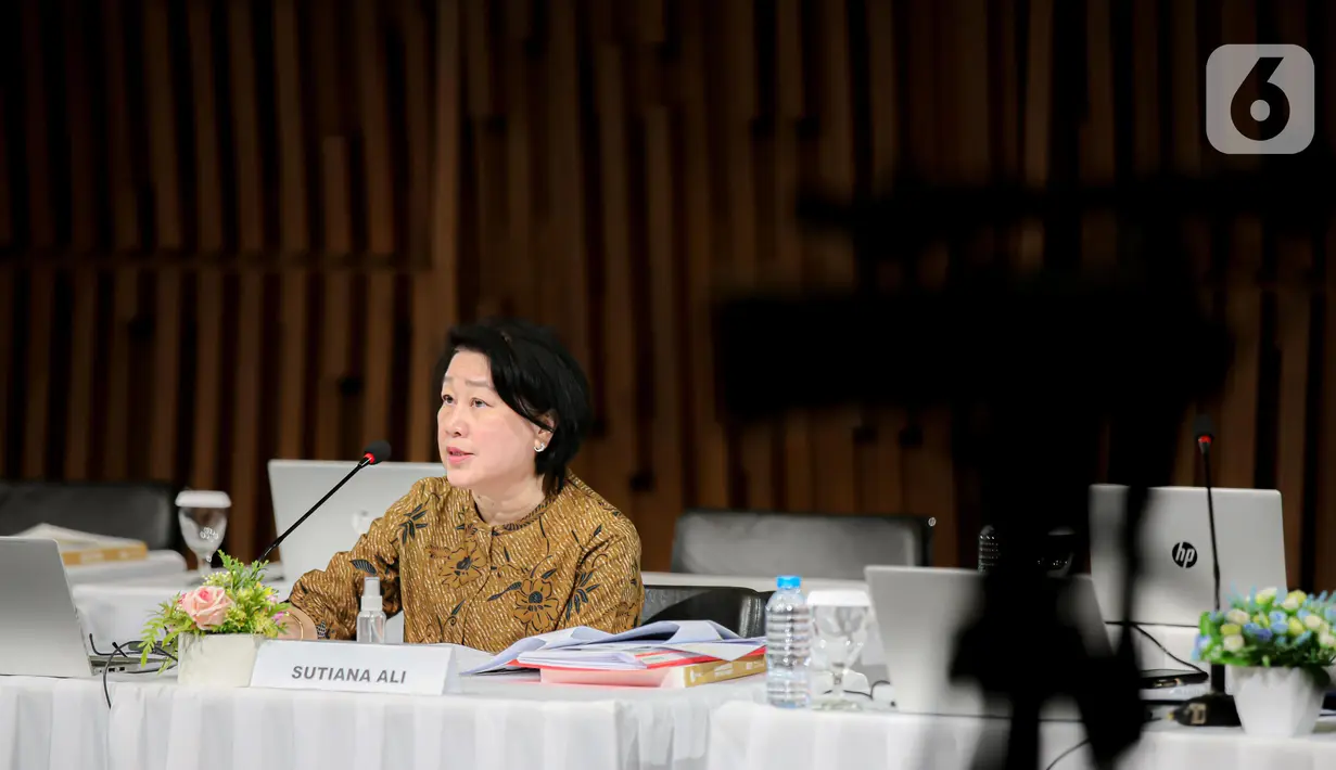 Direktur EMTEK Sutiana Ali dalam paparan publik EMTEK, di Jakarta, Rabu (29/6/2022). Rapat Umum Pemegang Saham Tahunan (RUPST) PT Elang Mahkota Teknologi Tbk. (EMTEK) memutuskan tidak membagikan dividen dari laba bersih 2021. (Liputan6.com/Faizal Fanani)