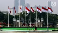 Petugas membersihkan area depan Gedung MPR/DPR/DPD yang meliputi Kolam, Halaman, Lobi gedung Nusantara  Jakarta, Rabu (29/7/2020). Menjelang bulan Agustus yang juga Perayaan Kemerdekaan RI, Parlemen bersolek menyambut sidang Tahunan yang diselenggarakan 14 Agustus 2020. (Liputan6.com/Johan Tallo)