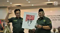 Ketua Umum Partai Bulan Bintang (PBB) Yusril Ihza Mahendra (kiri) menunjukkan bingkai nomor urut 19 di Kantor KPU, Jakarta, Selasa (6/3). (Merdeka.com/Iqbal Nugroho)