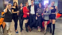 Helena Lim bersama para teman-teman artis