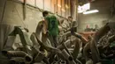 Pekerja menyelesaikan shofar di Bar-Sheshet Ribak Shofarot Israel di Tel Aviv, Israel, (19/9). Shofar adalah alat musik tiup terbuat dari tanduk binatang untuk tujuan ritual keagamaan Yahudi seperti Rosh Hoshana dan Yom Kippur. (AP Photo/Dan Balilty)