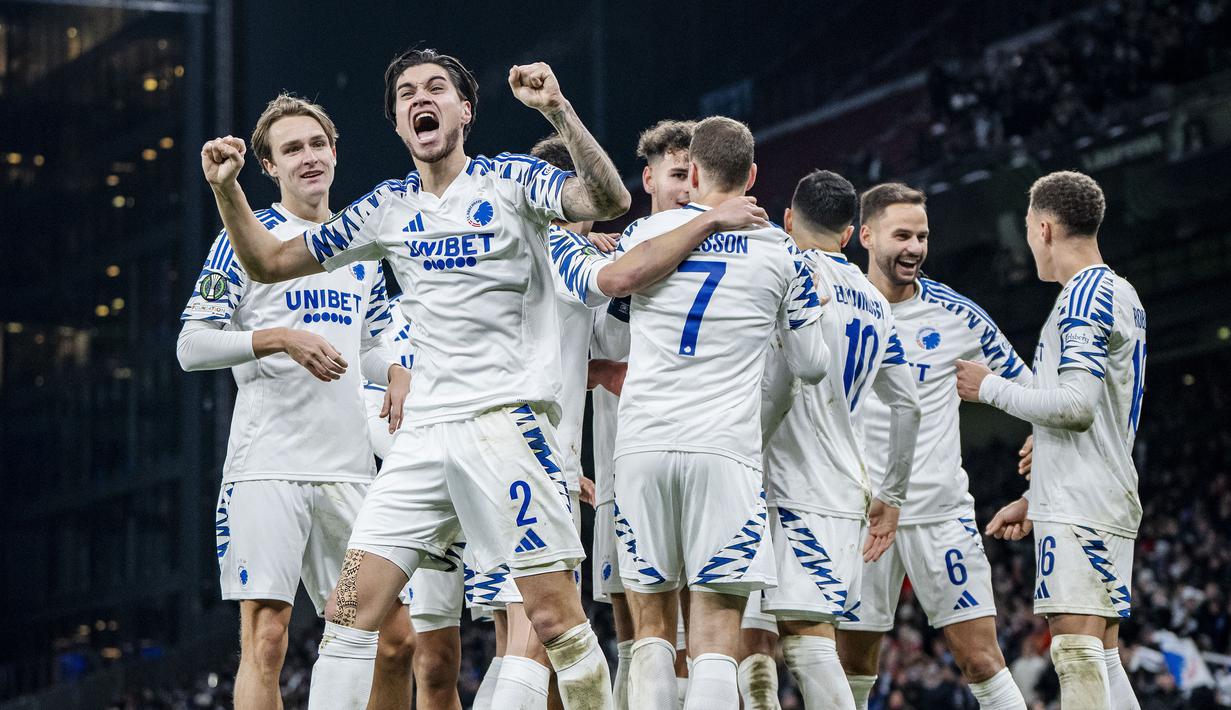 Pemain FC Copenhagen merayakag gol kedua timnya yang dicetak oleh Kevin Diks pada laga lanjutan UEFA Conference League 2024/2025 melawan Heart of Midlothian di Parken Stadium, Copenhagen, Denmark, Jumat (13/12/2024). (AP Photo/Ritzau Scanpix/Mads Clauss Rasmussen)