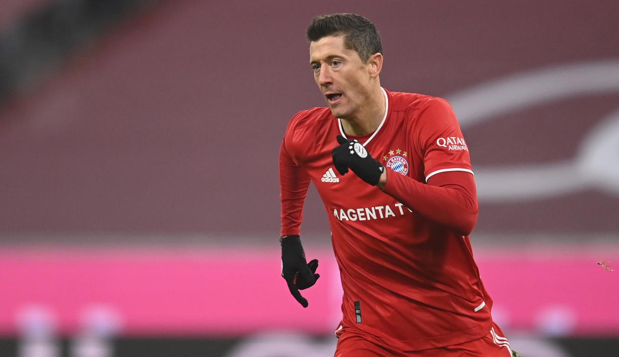 Penyerang Bayern Munchen, Robert Lewandowski, merayakan gol yang dicetaknya ke gawang Wolfsburg pada laga lanjutan Liga Jerman di Allianz Arena, Kamis (17/12/2020) dini hari WIB. Bayern Munchen menang 2-1 atas Wolfsburg. (AFP/Christof Stache/pool)