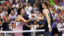 Petenis Rusia, Maria Sharapova bersalaman dengan Carla Suarez Navarro dari Spanyol usai pertandingan 16 besar AS Terbuka 2018 di USTA Billie Jean King National Tennis Center, New York, (3/9). Sharapova kalah dua set 6-4, 6-3. (AP Photo/Jason DeCrow)