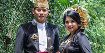 Merayakan HUT RI ke-77, Annisa Pohan bersama Agus Harimurti Yudhoyono menghadiri upacara kenegaraan secara virtual. Berbalut pakaian adat Bali, penampilannya begitu megah dan menawan. (Foto: Istimewa/ Bintang Radityo).