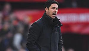 Mikel Arteta, manajer Arsenal, mendampingi tim saat pertandingan melawan Manchester United di Old Trafford, Minggu (9-3-2025). (Bola.com/arsenal.com)