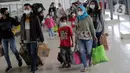 Sejumlah penumpang berjalan setibanya di Stasiun Pasar Senen, Jakarta, Rabu (11/5/2022). Pada hari ini, tercatat jumlah penumpang yang turun di Stasiun Pasar Senen sebanyak 16.100 penumpang. (Liputan6.com/Angga Yuniar)