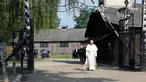 Paus Fransiskus berjalan menuju kamp konsentrasi Nazi Auschwitz di Oswiecim, Polandia, Jumat (29/7). Paus Fransiskus mengunjungi kamp konsentrasi Nazi Auschwitz-Birkenau yang telah menewaskan 1 juta Yahudi. (REUTERS / David W Cerny)