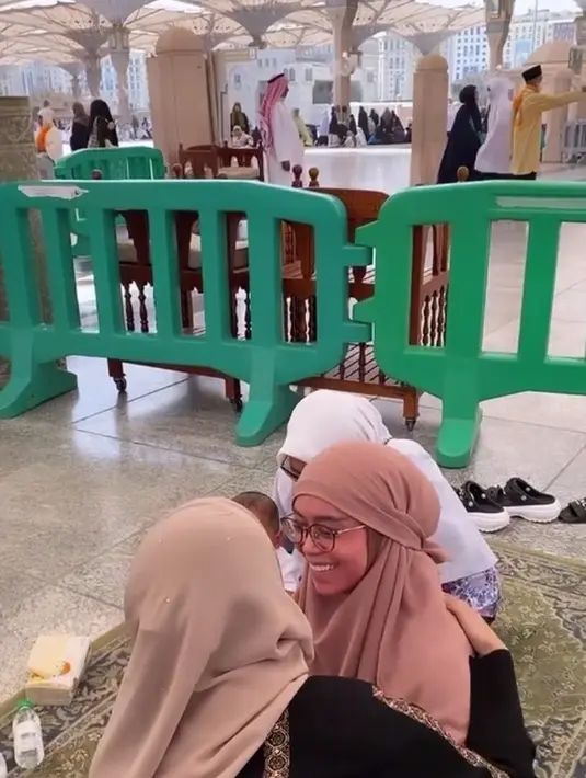 Pertemuan itu diabadikan Bebizie di Instagram. Fans ikut lega melihat Lesti bisa tertawa lagi. (Instagram @bebizie)