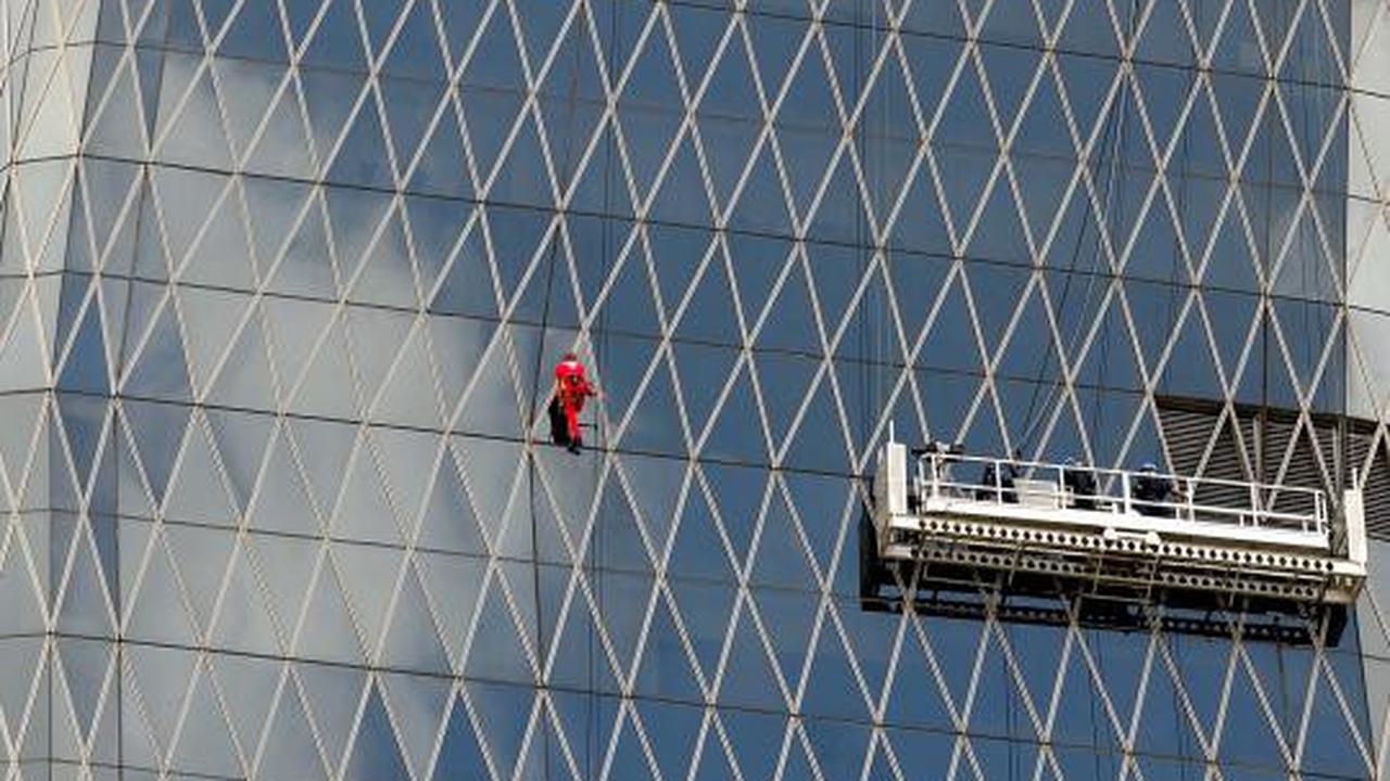 Aksi Spiderman panjat Bakrie Tower