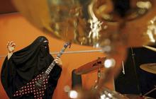 Wanita muslim bercadar ini ternyata gitaris band metal