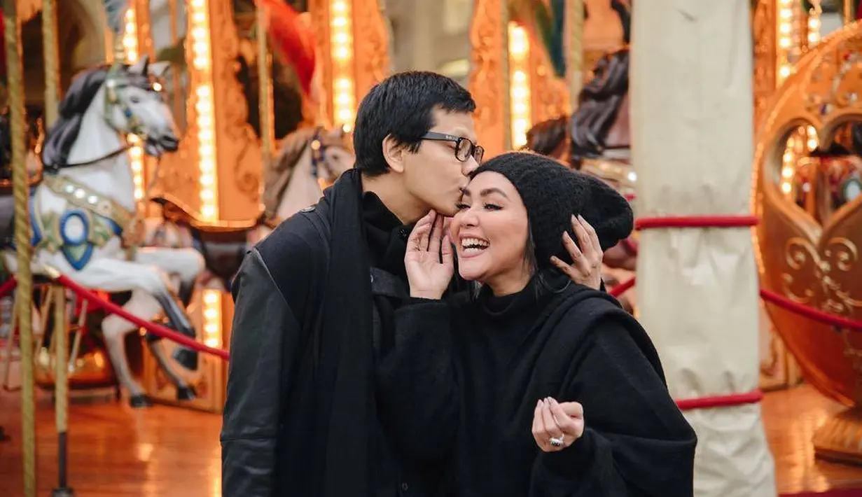 Pasangan penyanyi senior Dewi Gita dan Arman Maulana baru saja merayakan ulang tahun pernikahannya yang memasuki usia 24 tahun. Tepatnya 11 Januari, merupakan hari bersejarah keduanya. (Instagram/dewigita01)