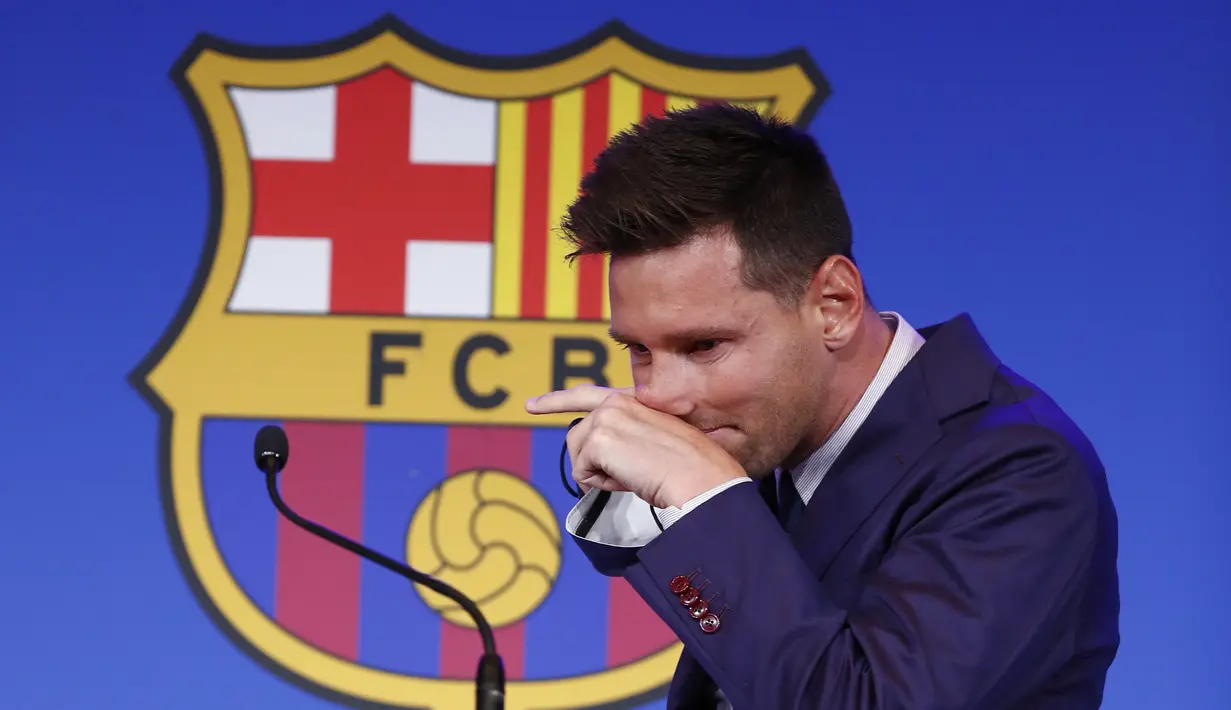 Lionel Messi tiba untuk memberikan konferensi pers di Stadion Camp Nou, Barcelona, ​​​​Spanyol, Minggu (8/8/2021). "Saya yakin bakal tinggal di Barcelona. Itulah yang saya inginkan. Tapi hari ini saya harus mengucapkan selamat tinggal," kata Messi. (AP Photo/Joan Monfort)