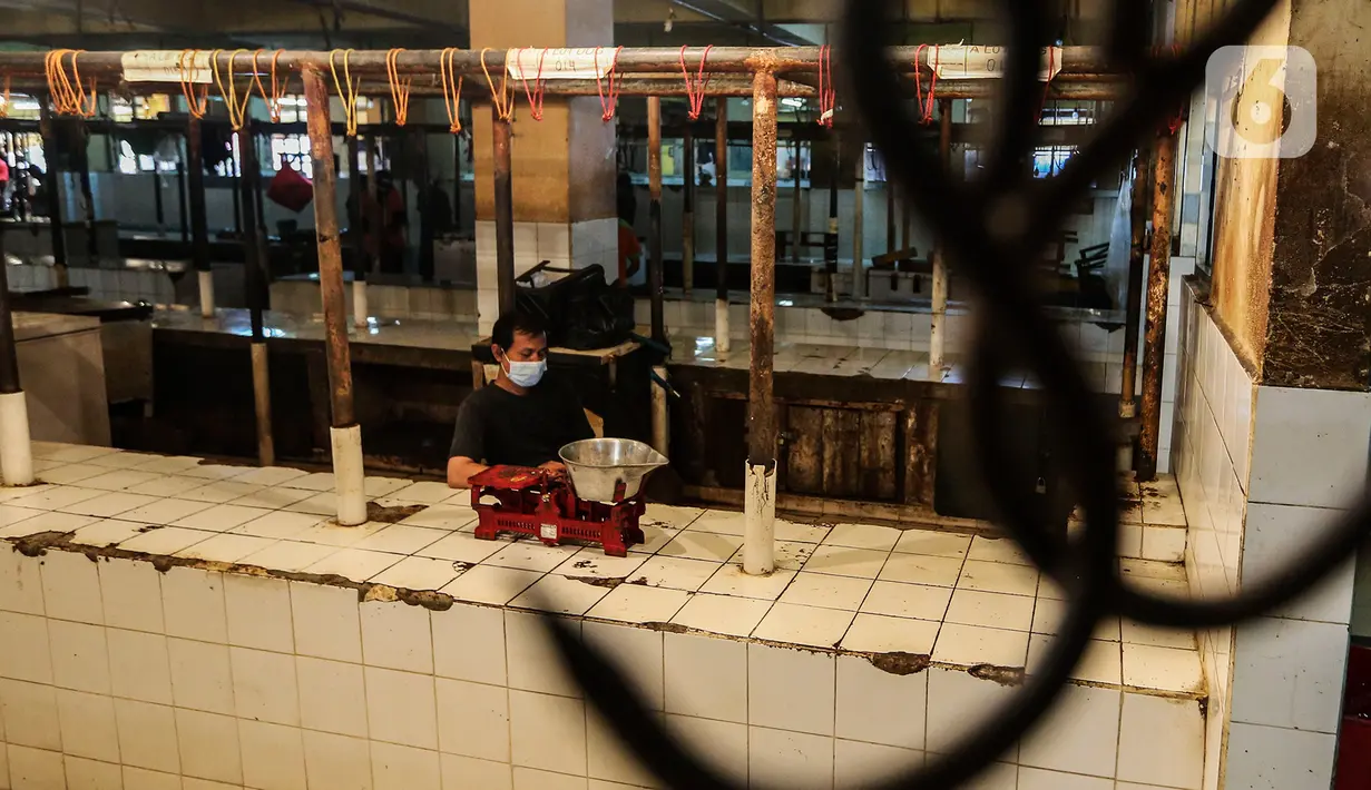 Seorang pria terlihat di antara los daging yang kosong di Pasar Kebayoran, Jakarta, Rabu (20/1/2021). Para pedagang daging sapi di sejumlah pasar di kawasan Jakarta, Bogor, Depok, Tangerang, dan Bekasi (Jabodetabek) menggelar aksi mogok jualan mulai Rabu hingga Jumat (22/1). (Liputan6.com/Johan Tall