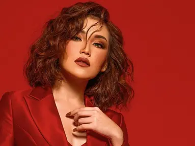 Ketika jalani sebuah pemotretan Ayu Ting Ting tampil menawan dengan busana merah. Bukan cuma busananya saja, warna lipstiknya juga tak kalah cetar. Terlebih rambutnya yang dimodel keriting itu membuat Ayu kian menawan.(Liputan6.com/IG/@ayutingting92)