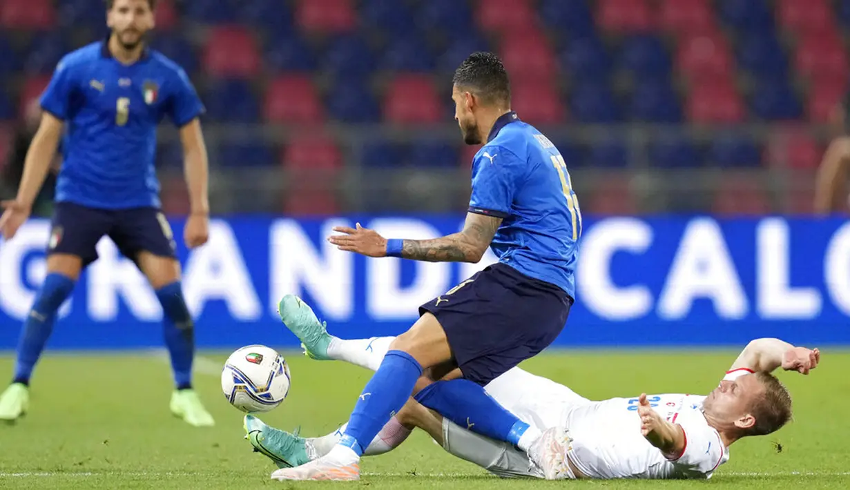 Pemain Republik Ceko Michael Sadilek (bawah) berebut bola dengan pemain Italia Emerson Palmieri pada pertandingan persahabatan internasional di Bologna, Italia, Jumat (4/6/2021). Italia menang 4-0. (AP Photo/Antonio Calanni)