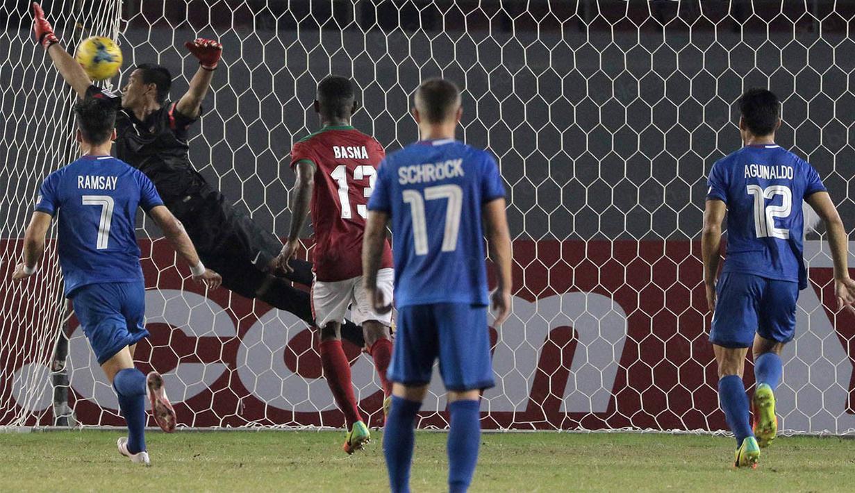 Proses terjadinya gol Filipina ke gawang Timnas Indonesia yang dijaga Kurnia Meiga pada laga Piala AFF 2016 di Philippine Sports Stadium, Filipina, Selasa (22/11/2016). Kedua tim bermain imbang 2-2. (Bola.com/Nicklas Hanoatubun)