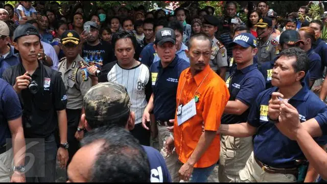  Penyidik Polda Metro Jaya bersama Polres Metro Jakarta Timur menggelar rekonstruksi kasus dugaan pembunuhan berencana ibu dan anak, di Kompleks Aneka Elok Blok A13 no 8, Penggilingan, Cakung, Jakarta Timur dengan tersangka Heri Kurniawan.