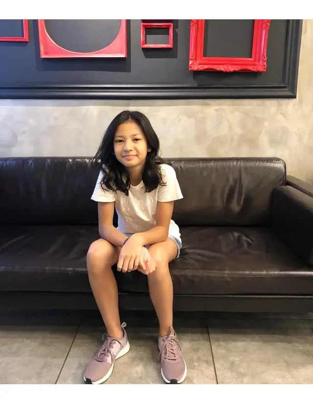 Beranjak Remaja, Ini 6 Potret Anak Kembar Cornelia Agatha yang Makin Menawan