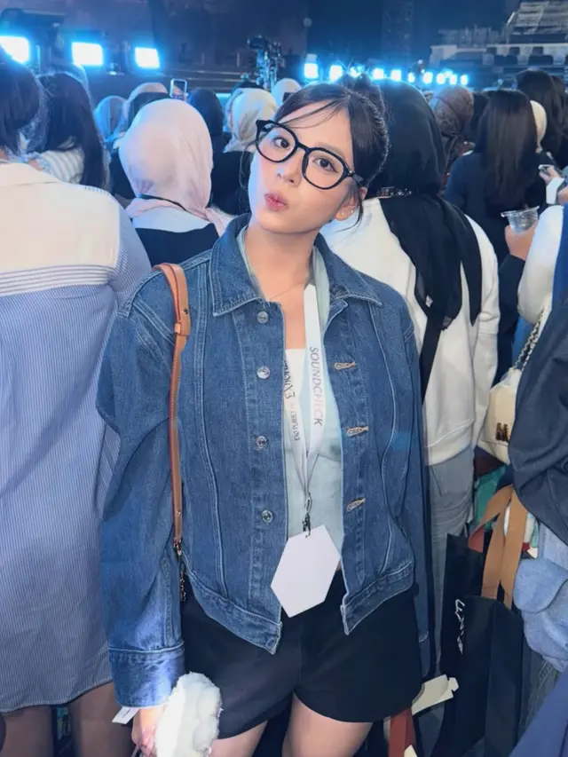 Zee Asadel saat Menyaksikan EXO di Jakarta. [@zeeasadel]