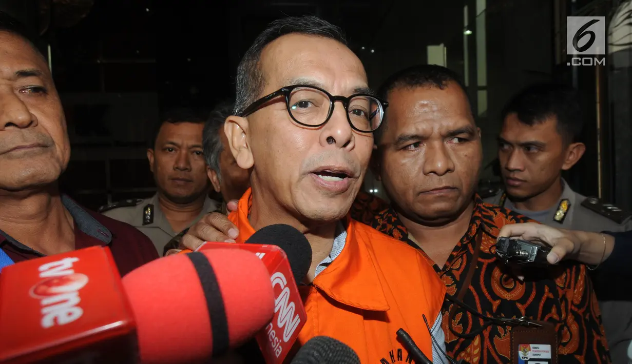 Mantan Direktur Utama PT Garuda Indonesia, Emirsyah Satar memakai rompi tahanan memberikan keterangan usai pemeriksaan penyidik di Gedung KPK, Jakarta, Rabu (7/8/2019). (merdeka.com/Dwi Narwoko)