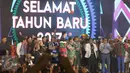 Plt Gubernur DKI Jakarta Soni Sumarsono bersama sejumlah pengisi acara memeriahkan konser pergantian tahun Gempita 2017 di Ancol, Jakarta, Minggu (1/1). Perayaan malam tahun baru di Ancol juga dimeriahkan pesta kembang api. (Liputan6.com/Angga Yuniar)