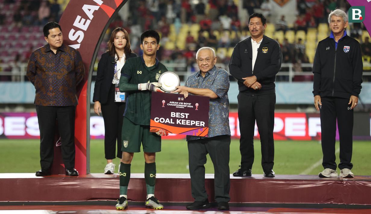 Penjaga gawang Timnas Thailand U-16, Supakorn Poonphol terpilih menjadi kiper terbaik di turnamen ini. Ia mencatatkan dua clean sheet dari total lima pertandingan selama Piala AFF U-16 2024. (Bola.com/Abdul Aziz)