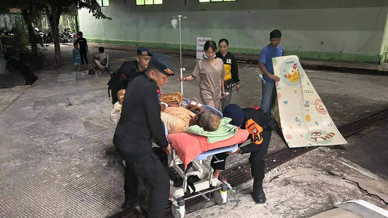 FOTO: Evakuasi Pasien Rumah Sakit Saat Gempa Mengguncang Kota Tarakan
