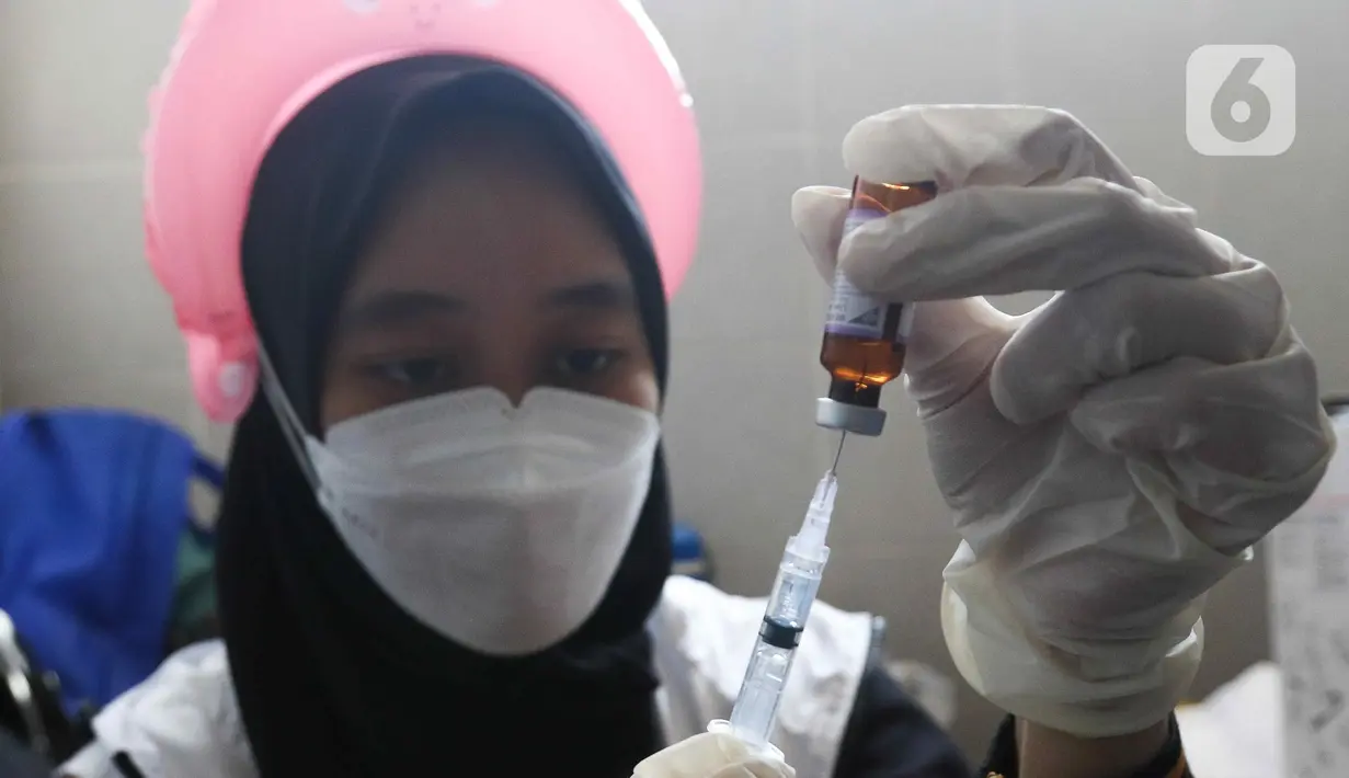 Petugas menyiapkan suntikan imunisasi di RPTRA Pola Idaman, Pondok Labu, Jakarta Selatan, Senin (1/8/2022). Sebanyak 76 anak mengikuti bulan imunisasi anak nasional pemberian imunisasi tambahan Campak-Rubela dan pemberian imunisasi pada anak yang belum mendapatkan imunisasi lengkap. (Liputan6.com/Herman Zakharia)