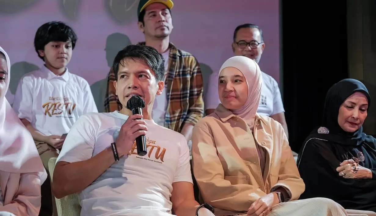 Tak melulu pakai dress panjang, Dhini Aminarti juga tampil kekinian dengan outfit kasual. Ia padukan long sleeve dengan jaket denim cokelat dan rok panjang [@dhiniaminarti]