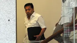 Terpidana kasus korupsi mega proyek KTP elektronik, Setya Novanto dikawal petugas keamanan usai menjalani pemeriksaan di gedung KPK, Jakarta, Senin (27/8). KPK memeriksa Setnov terkait kasus dugaan suap proyek PLTU Riau-1 (merdeka.com/dwi narwoko)