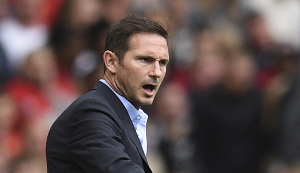 Pelatih Chelsea, Frank Lampard menginstruksikan pemainnya saat bertanding melawan Manchester United pada pertandingan perdana Liga Inggris di Old Trafford  (11/8/2019). MU menang telak 4-0 sekaligus menjadi mimpi buruk bagi debut Frank Lampard bersama Chelsea. (AFP Photo/Oli Scarff)