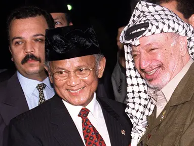 Presiden Indonesia BJ Habibie (kiri) bersama Pemimpin Palestina Yasser Arafat saat menggelar pertemuan di Bandara Halim Perdanakusuma, Jakarta, 8 April 1999. (AFP Photo/File)