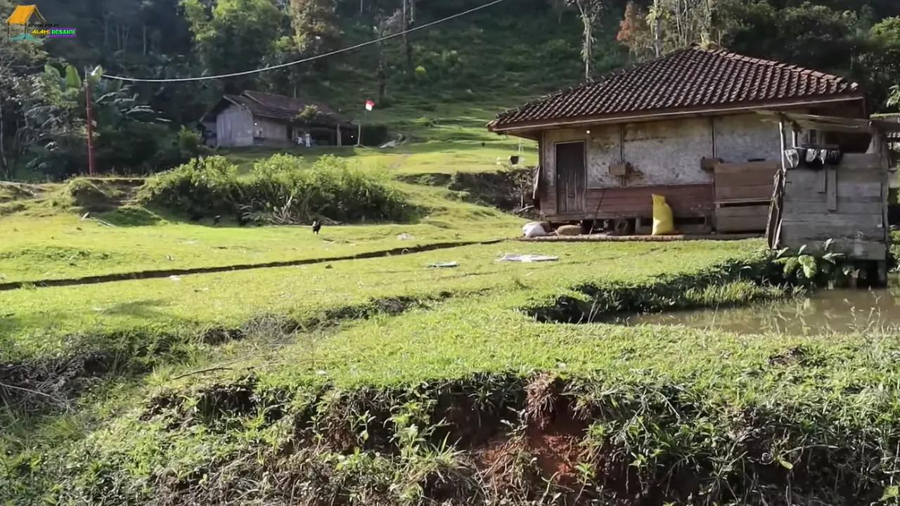 Sembari berkeliling, pembuat video kemudian bertemu dengan ketua RW setempat.