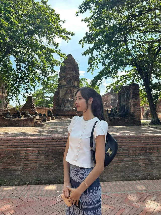 6 Gaya Melokal Lisa BLACKPINK saat Mudik ke Kampung Halaman, Anggun Pakai Kain Tradisional