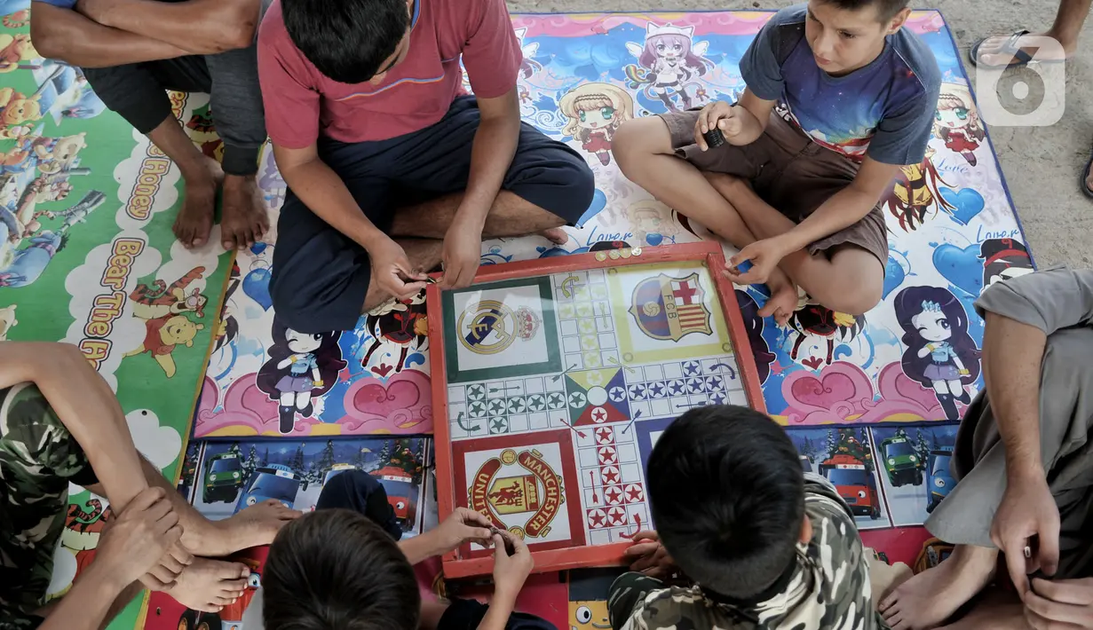 Anak-anak imigran pencari suaka bermain di penampungan sementara di Kalideres, Jakarta, Rabu (18/12/2019). Imigran pencari suaka di penampungan sementara ini berasal dari Afghanistan, Pakistan, Irak, dan Somalia. (merdeka.com/Iqbal Nugroho)