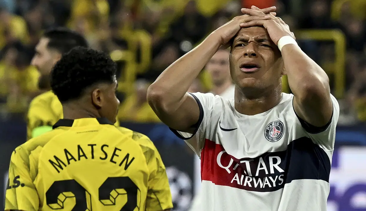 Reaksi kecewa striker PSG, Kylian Mbappe setelah gagal memaksimalkan peluang saat menghadapi Borussia Dortmund pada laga leg pertama semifinal Liga Champions 2023/2024 di Signal Iduna Park Stadium, Dortmund, Rabu (1/5/2024). (AP Photo/Matthias Schrader)