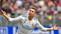 Selebrasi pemain Real Madrid, Cristiano Ronaldo usai mencetak gol ke gawang Eibar pada laga La Liga di Stadion Ipurua, Eibar. Sabtu (10/3). Real Madrid menang dengan skor 2-1. (ANDER GILLENEA/AFP)