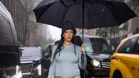 Tampilan Rihanna saat datang ke Met Gala 2025. (Dok: IG @diggzy&nbsp;https://www.instagram.com/p/DJS2fIUOPqJ/?igsh=OWJtYzRvaHY1M2Ru"&gt;https://www.instagram.com/p/DJS2fIUOPqJ/?igsh=OWJtYzRvaHY1M2Ru"&gt;https://www.instagram.com/p/DJS2fIUOPqJ/?igsh=OWJtYzRvaHY1M2Ru)