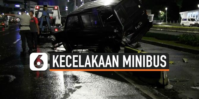 VIDEO: Diduga Ugal-ugalan Minibus Tabrak Motor dan Separator Transjakarta