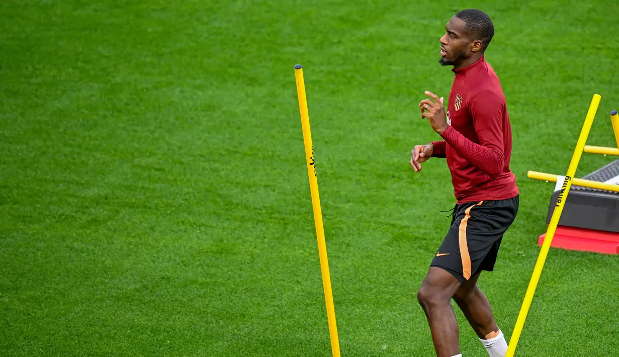 Gelandang Atletico Madrid Geoffrey Kondogbia menghadiri sesi latihan di Leverkusen, Jerman barat, Senin (12/9/2022). Atletico Madrid akan menantang tuan rumah Bayern Leverkusen dalam lanjutan match day kedua Liga Champions 2022-2023 pada Rabu 14 September 2022 dini hari WIB di Bay Arena. (Photo by SASCHA SCHUERMANN / AFP)