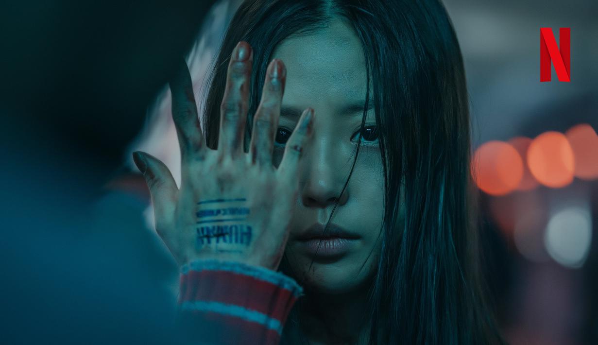 Potongan gambar lainnya menggambarkan Lee Eun Yoo (Go Min Si), yang putus asa mencari saudara laki-lakinya Eun Hyuk (Lee Do Hyun), yang belum dipastikan hidup atau mati. (Foto: Netflix)