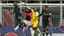 Sebelumnya, Mike Maignan harus memungut bola dua kali dari jala gawangnya setelah gol dari Ibrahima Konaté dan Virgil Van Dijk. (AP Photo/Luca Bruno)