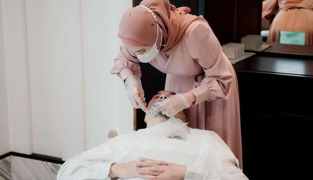 Ini adalah salah satu momen bucin mereka yang bikin netizen ikutan baper. Romantis sekali ya! (instagram/mulanjameela1)