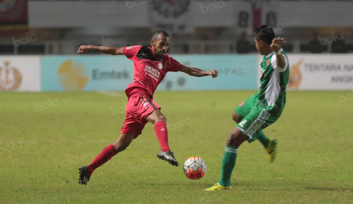 Pemain Semen Padang, Nur Iskandar mencoba melewati hadangan pemain PS TNI pada lanjutan Torabika SC 2016 di Stadion Pakansari, Bogor, Minggu (23/10/2016). (Bola.com/Nicklas Hanoatubun)